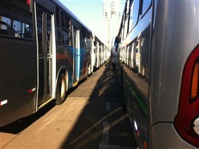 Ônibus continuam parados no terminal urbano de Maringá